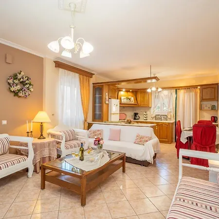 Artemis Superb 2 Bedroom 700 M Away From The Apartment *